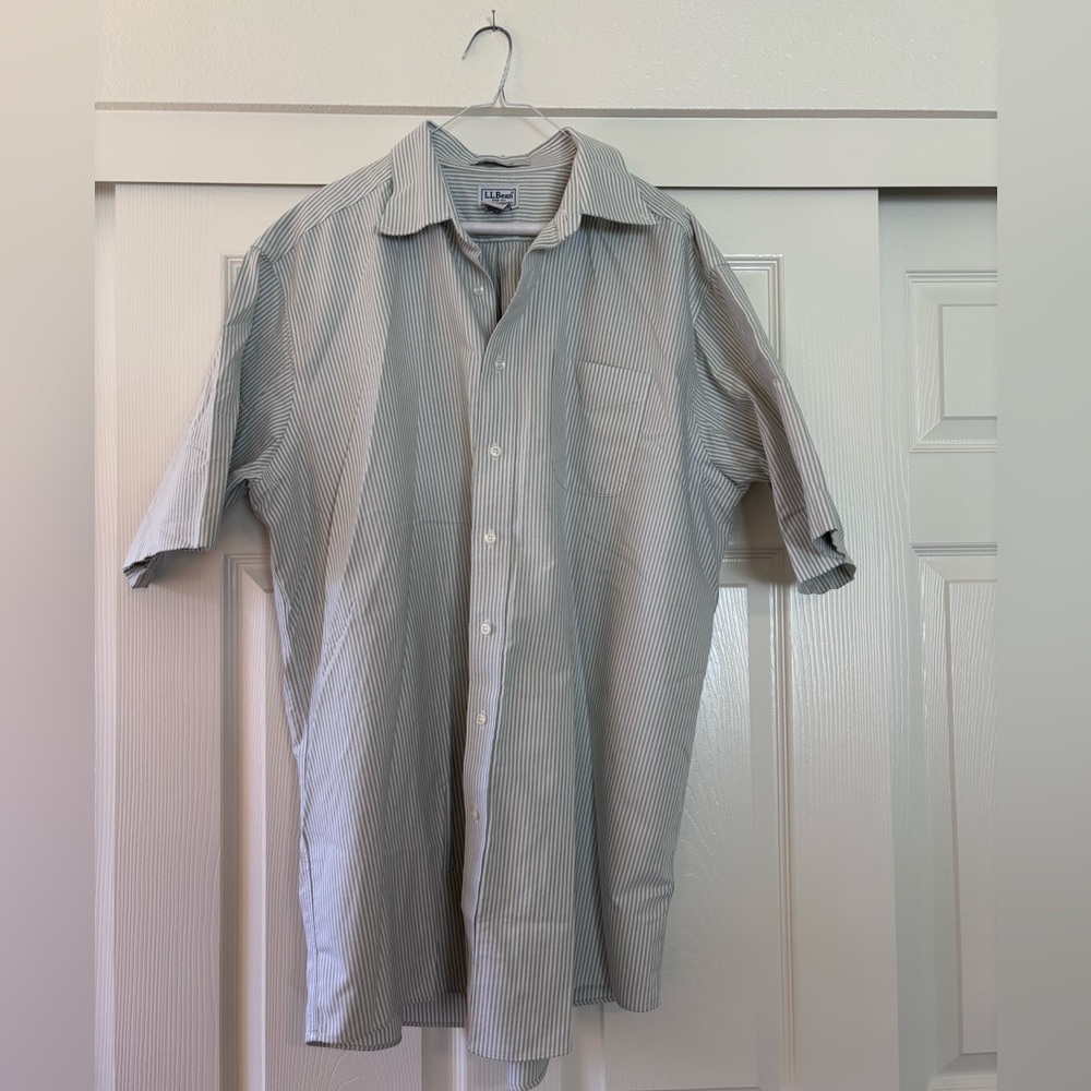 L.L. Bean Wrinkle Free Traditional Fit Button Down Short Sleeve Shirt